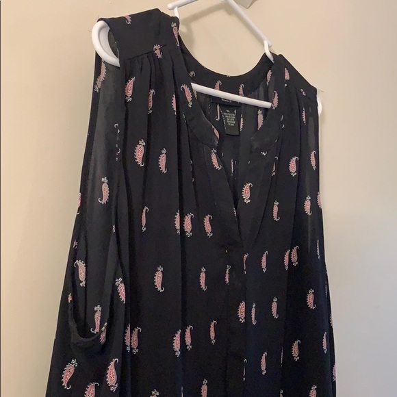 Sleeveless blouse w small print and pleat detail - Picture 4 of 6